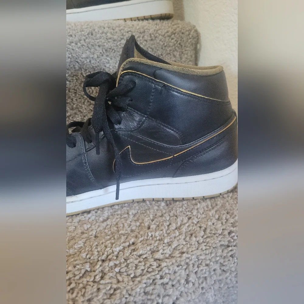 Nike Air Jordan 1 Mid Black Gold White Men Size 9.5